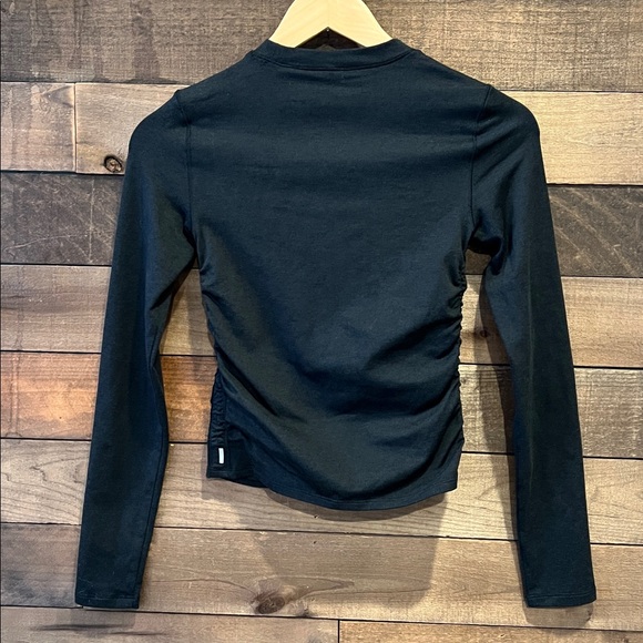 Vuori Women's Long Sleeve Halo Ruched Tee in Black Size XS - Picture 6 of 9